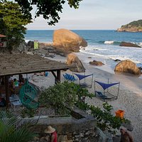 Imerso na natureza e de frente pro mar.