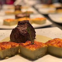 Mignon ao molho gorgonzola com gnocchi romano.