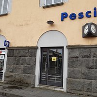 vista della facciata della stazione ferroviaria e sulla sinistra l'ufficio del turismo.