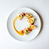 Tortellini de arracacha caramelizada con queso paipa con crema de sobrasada, cebollas encurtidas, palmitos y corazones de San Marzano.