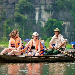 Ninh Bình là một trong những điểm đến du lịch hàng đầu ở Việt Nam với các danh lam thắng cảnh như Hang Múa, Tam Cốc và Tràng An. Xem ảnh liên quan để khám phá thêm về vẻ đẹp tự nhiên phong phú của Ninh Bình.