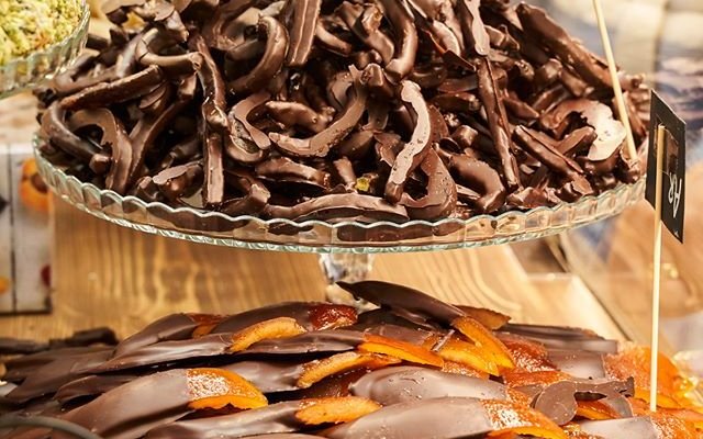 Filetti di arancia, cedro, tartufini di cioccolato... 