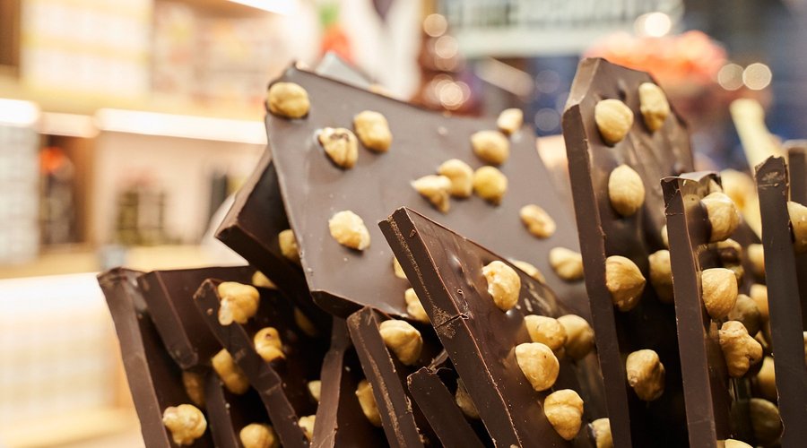 tavolette di cioccolato fondente con nocciole