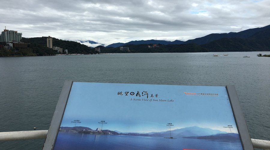 先端には湖に突き出した展望台があります