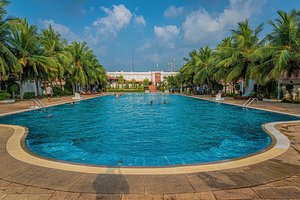 Chariot Beach Resort in Mahabalipuram, image may contain: Hotel, Resort, Summer, Pool