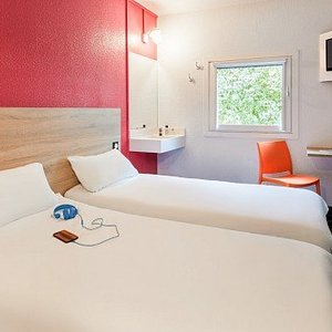 Chambre sidecar avec deux lits séparés et salle de bain commune