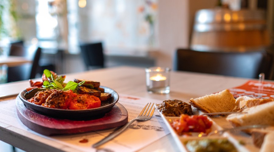 Het eten is altijd vers en puur met groenten in de hoofdrol. We serveren ook vlees, maar ook zonder vlees is het bij ons goed eten!