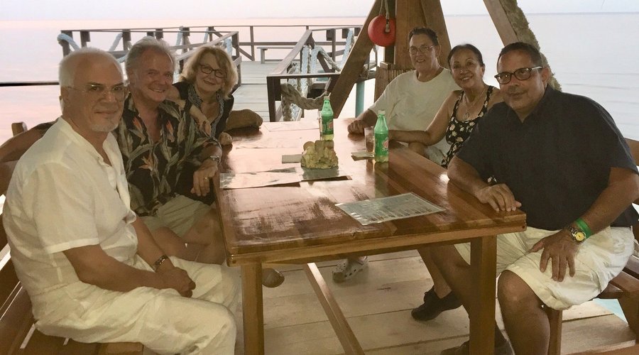 Hanging out with friends at Pizzeria el Muelle in Trujillo 