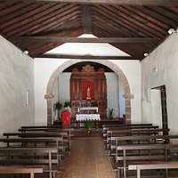 proste wnętrze i figura świętego