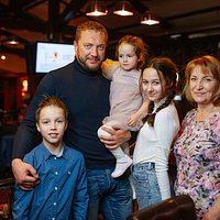 Основная формула успеха: уютный антураж, приятная музыка, превосходный сервис, добавить гостеприимство, отменную кухню, хорошие напитки и все это приправить замечательной атмосферой