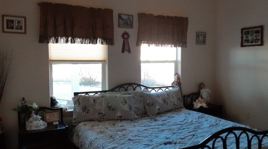 BEDROOM ONE KING SIZE GERMAN STYLE.