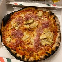 Non si può presentare una crosta così bruciata. Andava rifatta ! Pizza sottile e croccante . Rimane leggera , il gusto è stato di mio gradimento .