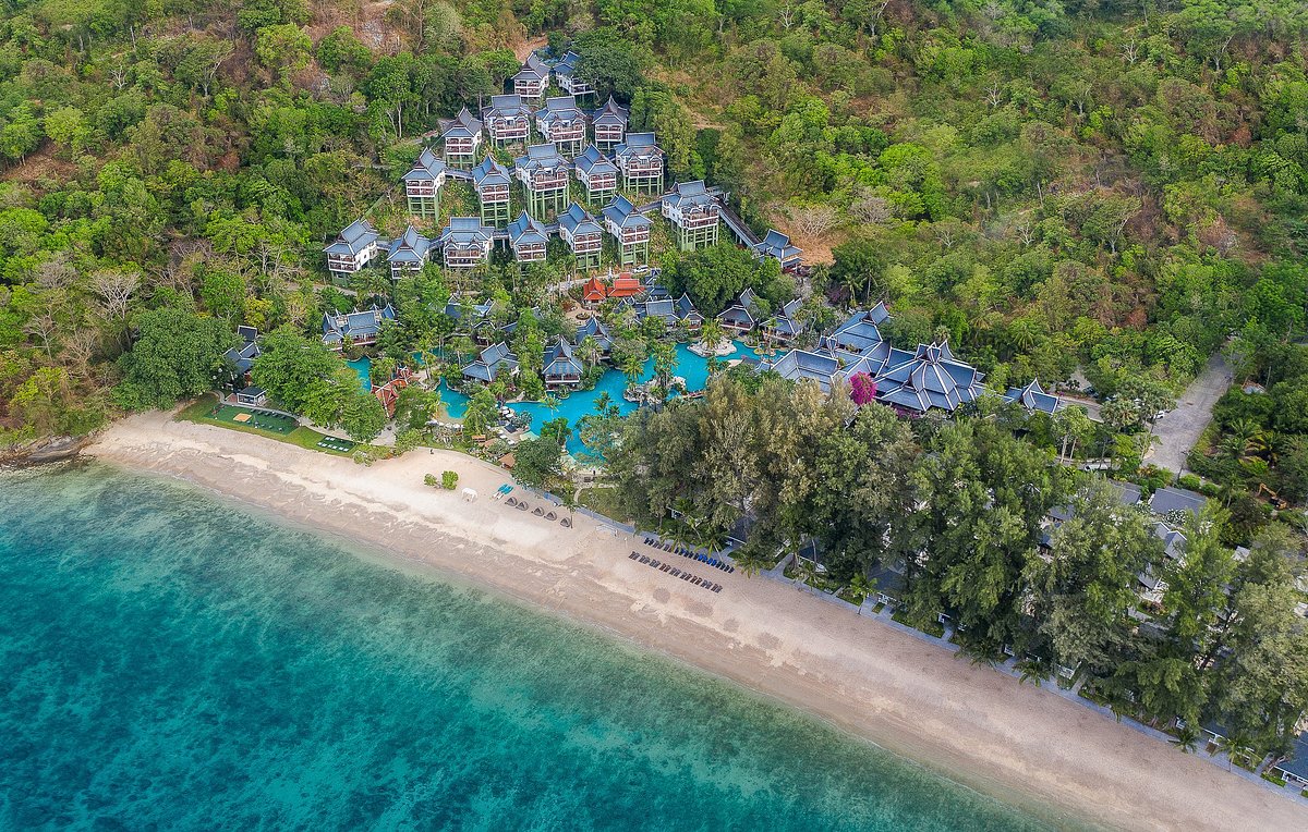 Thavorn Beach Village Resort &amp; Spa, hotel in Phuket