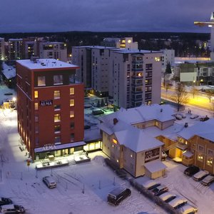 Alman kolme rakennusta, keltainen päärakennus oikealla, keskellä Alman Uusi Torni ja vasemmalla Alman Torni (vanha vesitorni).