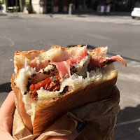 Eravamo entrati per una focaccia “Madonna dei Monti” ( prosciutto di Parma, mozzarella, tartufo e pomodori secchi), ma poi non abbiamo potuto fare a meno di assaggiare anche la “S. Maria Maggiore” (lardo pancettato, stracciatella di bufala, crema di zucca). Un morso tirava l’altro, posto consigliatissimo, perfetto per un pranzo veloce e gustoso per la buonissima materia prima. Personale molto cordiale, se siete indecisi fatevi consigliare!