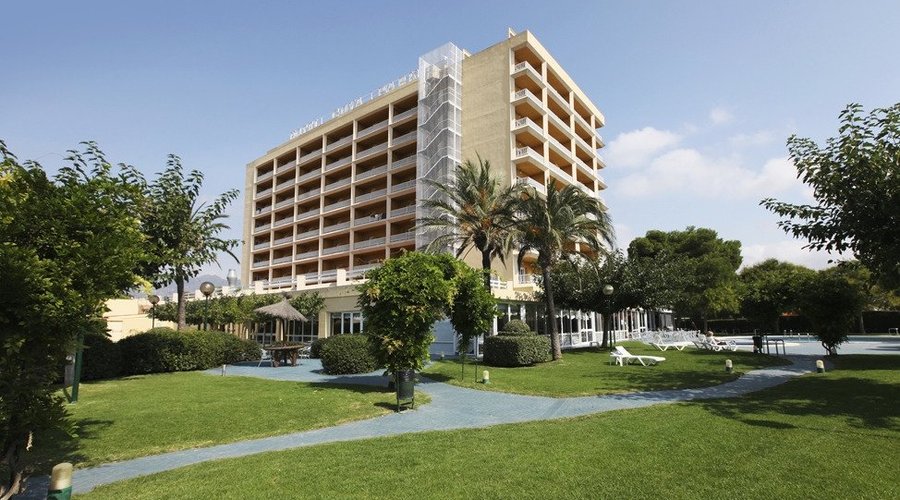 Hotel y jardín