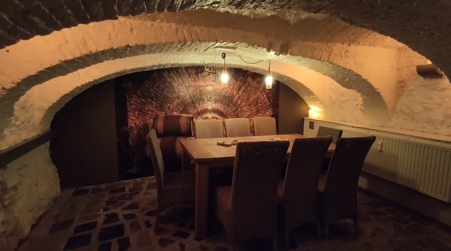 Le caveau vous permet de profiter d'une ambiance intemporelle (pour les groupes jusqu'aà 10 personnes).  Réservation possible.