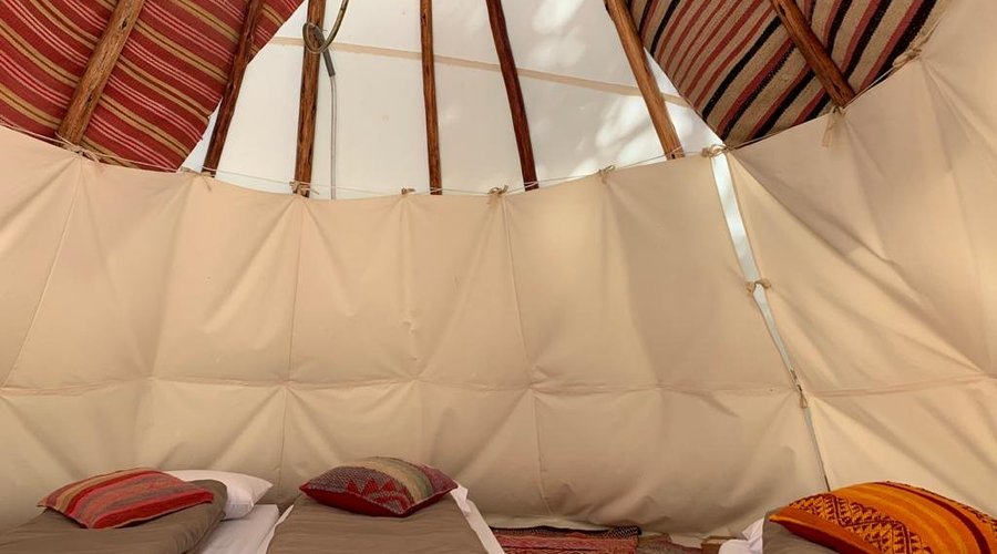Acogedor interior de un tipi en Yaku rumi, Caraz
