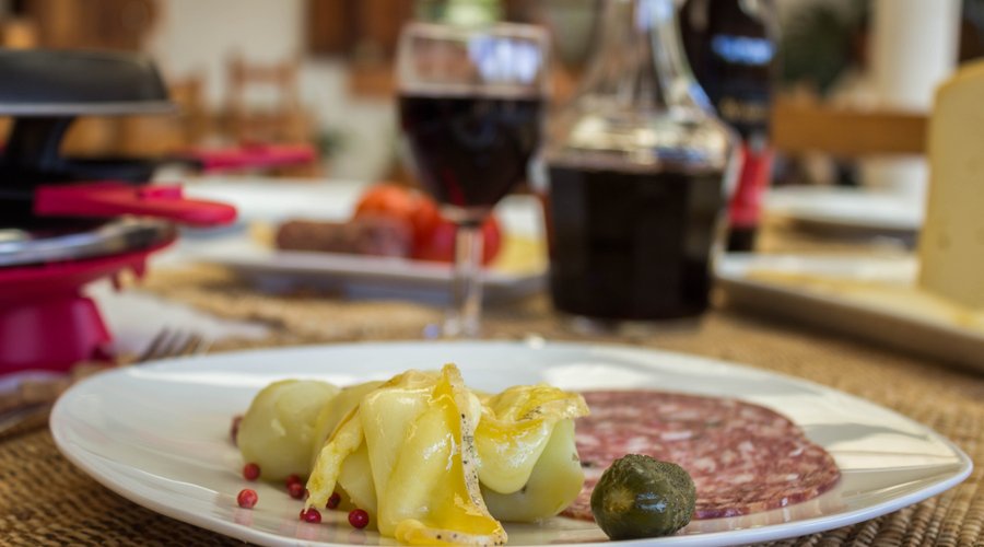 repas raclette...comme dans toutes les régions montagneuses mais plus exceptionnelle quand il s'agit de Madagascar
