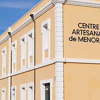 Enfront del Centre Artesanal de Menorca