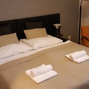 čistá velká pohodlná postel