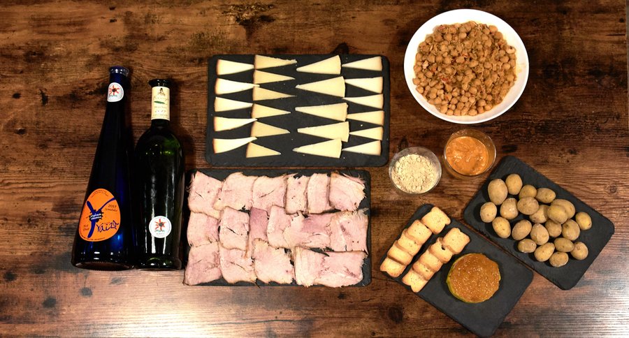 Vista de alguno de nuestros platos.
Pata de cerdo asada
Tabla de quesos
Garbanzada
Papas Arrugadas con mojo picón casero.
...