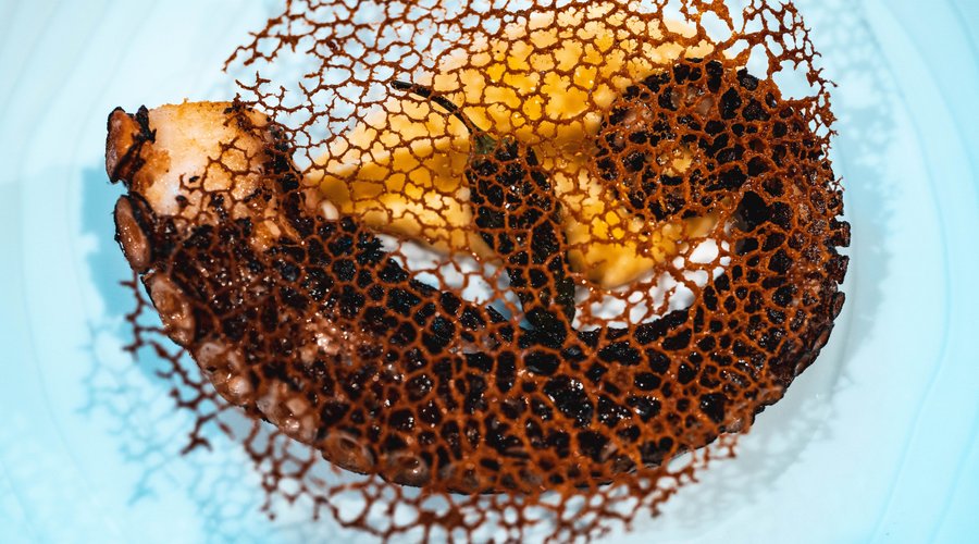 Pulpo Crujiente con puréré de patatas y ají amarillo