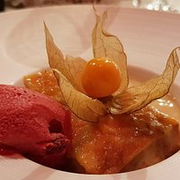 Torrija caramelizada, natillas de mango y sorbete de frambuesa