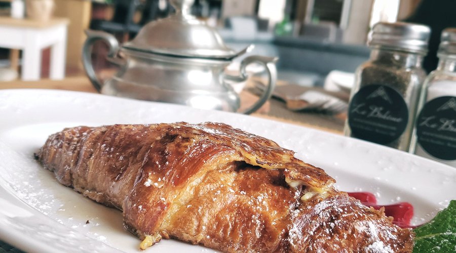 Three Course Gourmet Breakfasts included in very room!