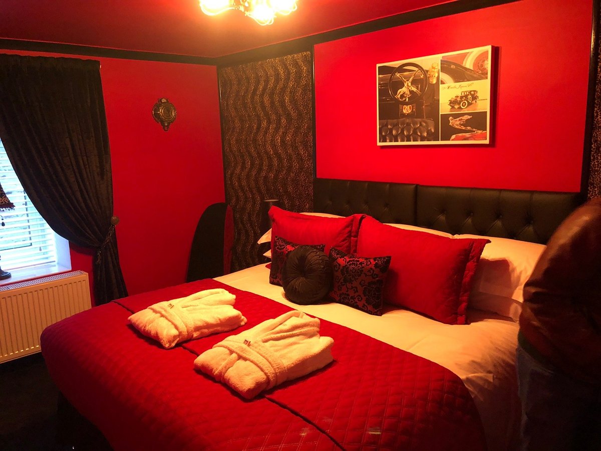 CADILLAC KUSTOMZ HOTEL - Prices & Reviews (Port Bannatyne, Scotland) - Cadillac Kustomz Hotel 4 In A Bed