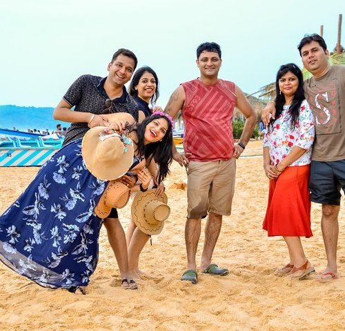 Allu Arjun poses with his wife Sneha Reddy in Goa | Filmfare.com