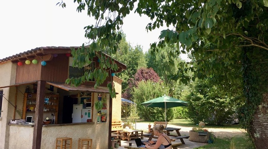 Buvette, petits-déjeuners , accès wifi, jeux, apéros... Convivialité quoi !