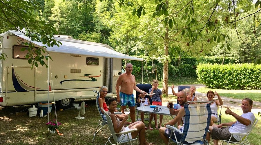 De beaux emplacements assez grand pour recevoir toute la famille :) 
Ombragés, séparés par des haies...