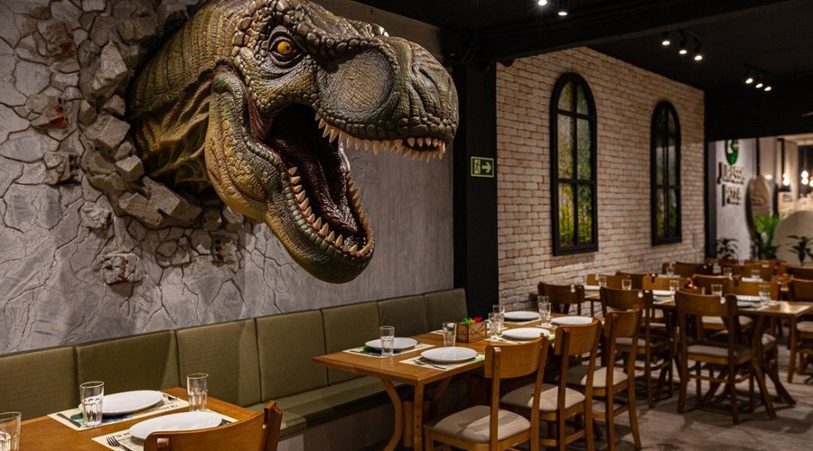 Para divertir as crianças maiores, há esculturas de dinos por todo o espaço, além de uma dancinha jurássica apresentada pelo nosso mascote durante a noite. 
