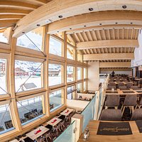 Über zwei Etagen mit einer Galerie zur Panoramafront bieten allen Gästen den perfekten Ausblick. Die obere Etage ist für Gruppenbuchungen reservierbar.