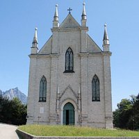 Vista frontale della chiesa