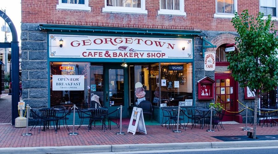 The Colonial Inn offers its guests the " best of everything", just as it was served to George Washington, Thomas Jefferson, and James Madison. The Colonial Inn offers a complimentary full breakfast for up to two passengers.