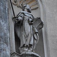 statua in facciata