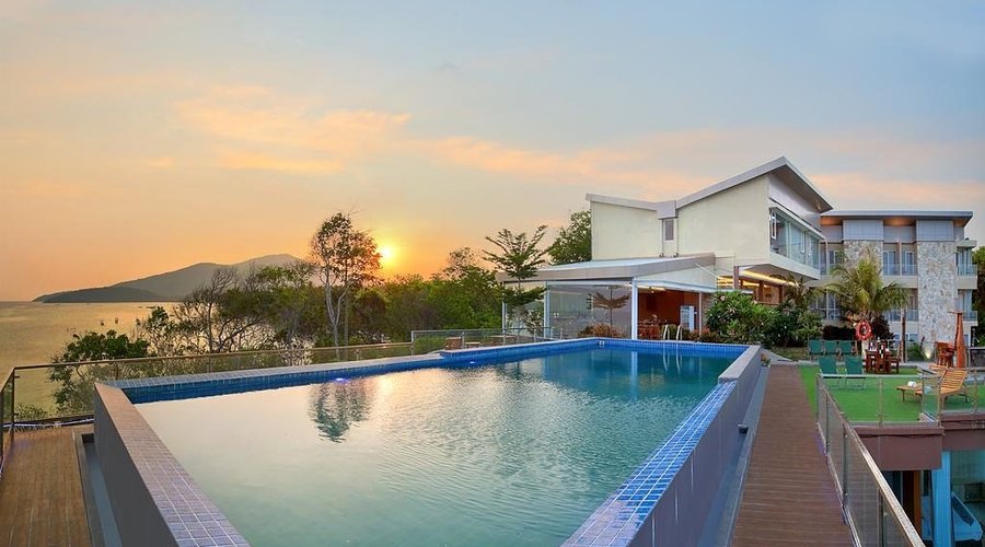 Ke Karimun untuk wisata air. Di royal ocean view, saya dapat pool dan private beach. Di pool dengan pemandangan samudra dan camilan French fries. Di pantainya, saya bisa berenang dengan banyak ikan. Awesome, luar biasa, sugoi. Terima kasih Karimun Jawa, terima kasih royal ocean view untuk hidden paradise nya.