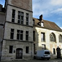 Le vieux puits devant le Musée Bossuet