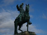 Monumento Ao Rei Luís XIV Com Cavalo Em Frente Ao Palácio De Versalhes Foto  Royalty Free, Gravuras, Imagens e Banco de fotografias. Image 169000632