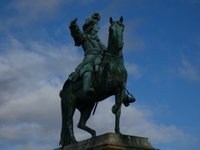 Monumento Ao Rei Luís XIV Com Cavalo Em Frente Ao Palácio De Versalhes Foto  Royalty Free, Gravuras, Imagens e Banco de fotografias. Image 169000632