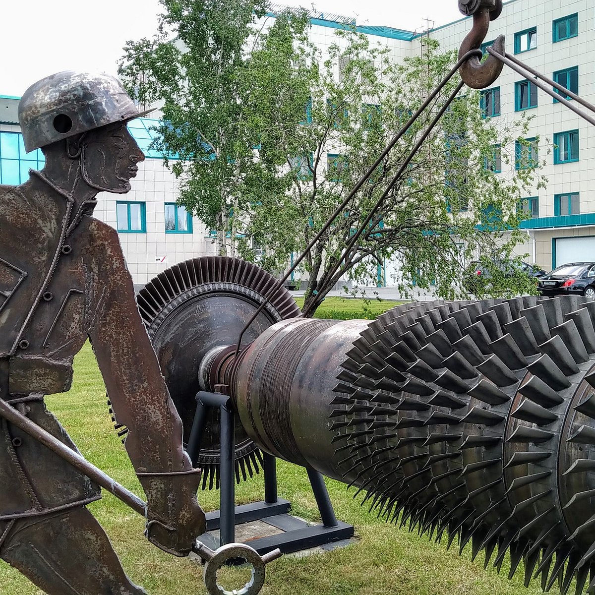 Памятник черному лису в Сургуте. Черный Лис Сургут памятник. Газовик сургут