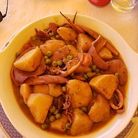 choco no caldo com batatas e ervilhas