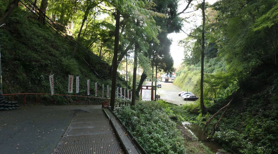 参道脇には沢がありました。 