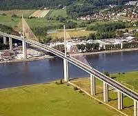 voici le pont de bretonne. Assez majestueux, de plus près on se voit tout petit à côté de ce "mastodonte"