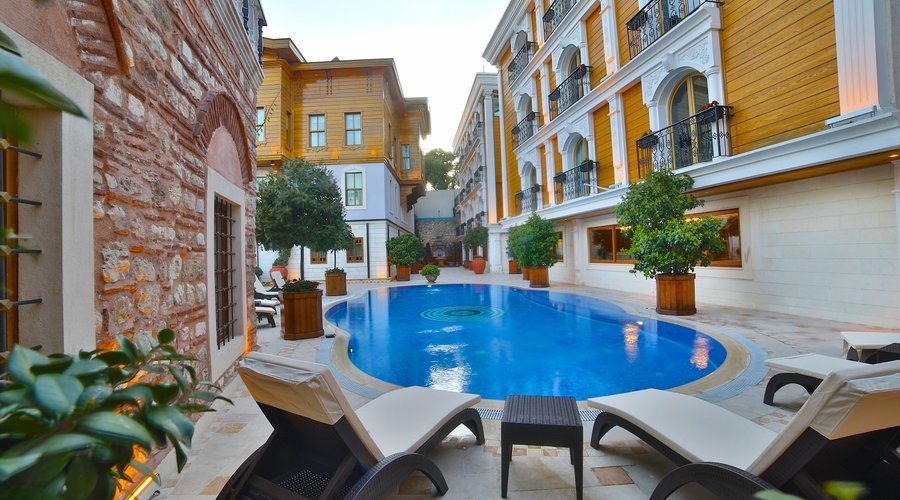 POOL AND SUNBEDS
