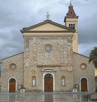 Chiesa in primo piano