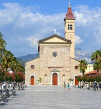 Chiesa in primo piano