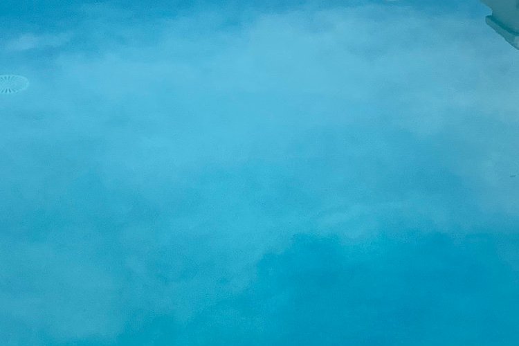 Photo de la piscine (sale et pas entretenue)